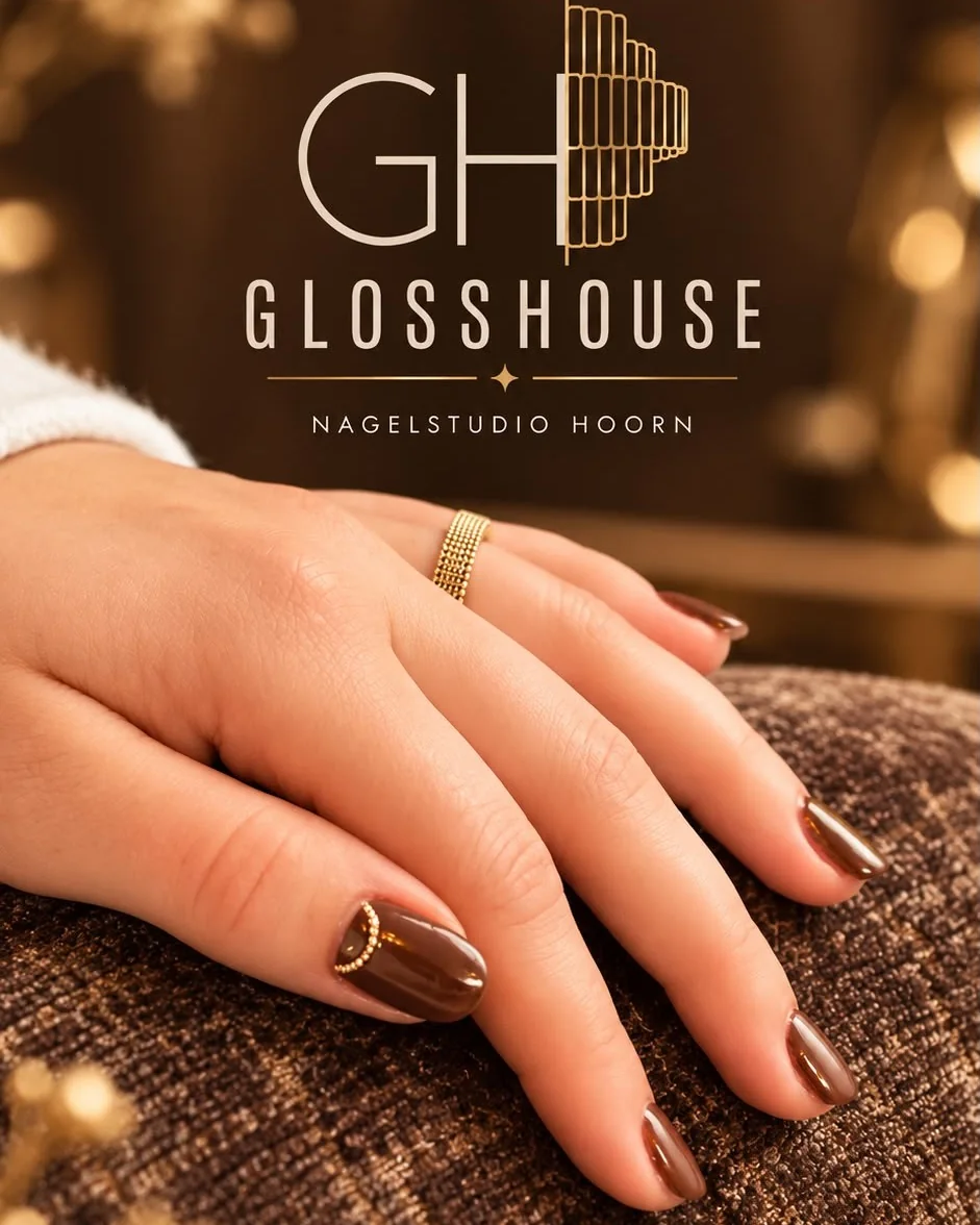 Chocoladebruin met een gouden accent — nagels door GLOSSHOUSE, Hoorn
