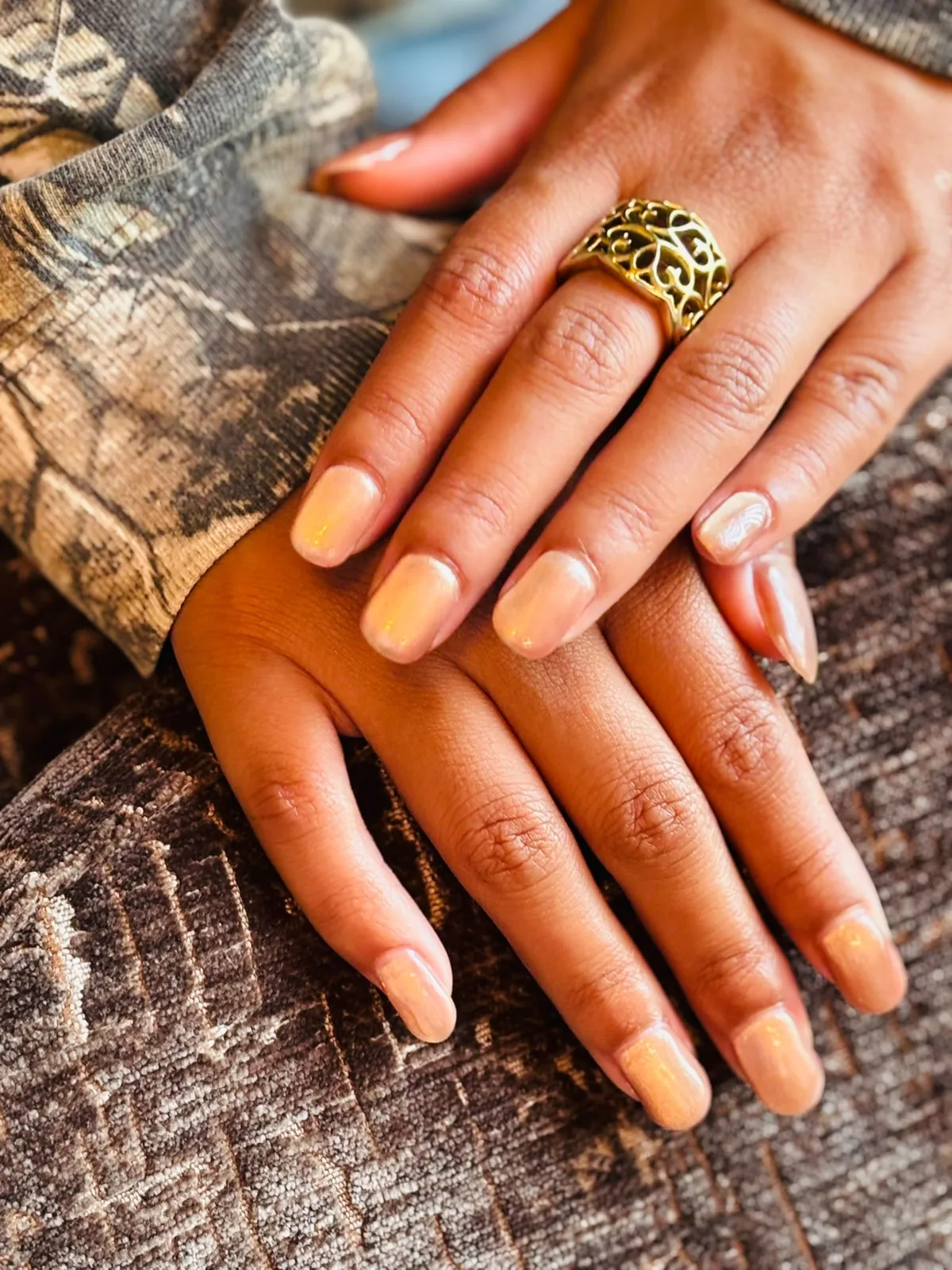 Zachte nude met een subtiele glans — nagels door GLOSSHOUSE, Hoorn